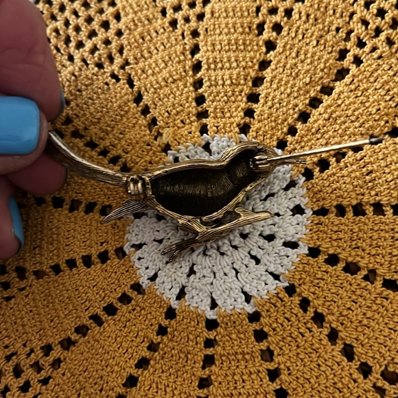 Awesome Vintage Brooch.  Bird Sitting on a Limb - Picture 8 of 8